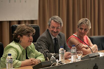 De izquierda a derecha, Maite Pina; el secretario general de Educacin , Alejandro Tiana, y Pilar Triguera.