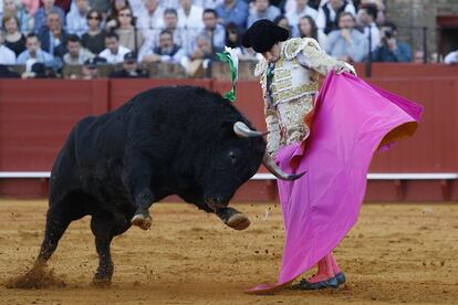 López Simón, en un lance al cuarto toro de la corrida de ayer.