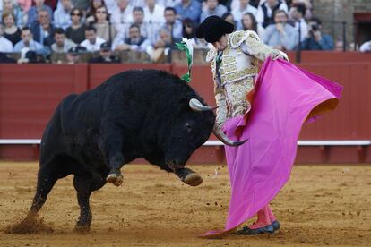 L&oacute;pez Sim&oacute;n, en un lance al cuarto toro de la corrida de ayer.