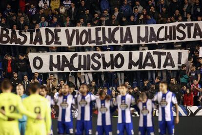 Pancarta contra la violencia machista de los Riazor Blues del Depor.