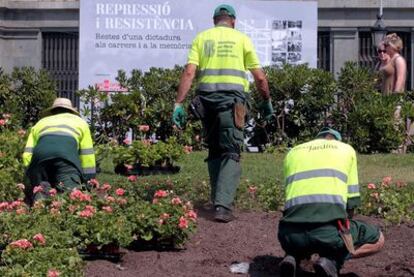 Jardineros, en una plaza de Barcelona.