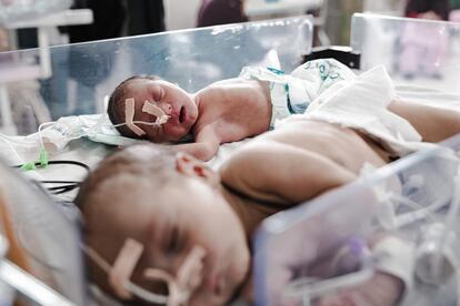 El 21 de noviembre de 2022, dos recién nacidos comparten una cama neonatal en el Hospital Regional de Gardez, en la provincia afgana de Paktia. La ONU ha proporcionado el equipamiento médico esencial y cubre los salarios de 12 enfermeras neonatales de esta sala.