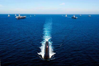 Trece buques de la Armada estadounidense y de la Armada coreana navegan en formación entorno al submarino USS Tucson durante los ejercicios conjuntos en las aguas al este de la península de Corea (Fotografía proporcionada el Navy Visual News Service de la Armada estadounidense).