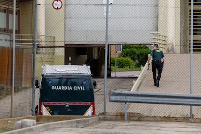 El furgón de la Guardia Civil que el 30 de junio condujo al exdirigente del PSOE Santos Cerdán a la cárcel madrileña de Soto del Real.