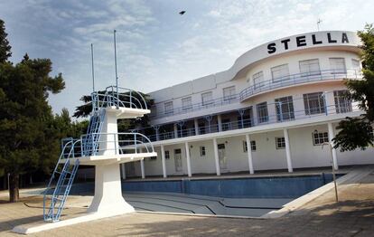 En la calle madrileña de Arturo Soria aún se mantiene en pie la Piscina Club Stella, cerrada al público desde 2006. 