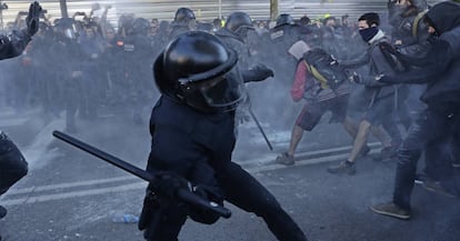 Enfrentamientos entre Mossos e indenpendentistas.