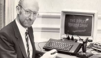 Sir Clive Sinclair posa junto a un ZX Spectrum 128K.