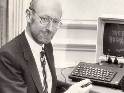 Sir Clive Sinclair posa junto a un ZX Spectrum 128K.