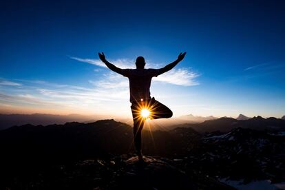 El profesor de yoga Emilien Badoux realiza una postura de yoga al amanecer en la cumbre del monte Fort, a 3.329 m sobre el nivel del mar, en los Alpes Suizos, entre Nendaz y Verbier (Suiza).