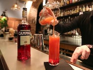 Un camarero prepara un cóctel de Campari en Milán, Italia, en una imagen de archivo