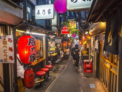 El callejón Omoide Yokocho, en el barrio de Shinjuku de Tokio.