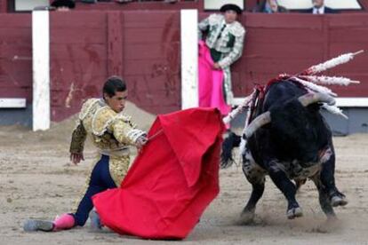 César Jiménez, durante la faena a su segundo toro.