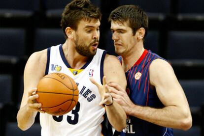 Gasol y Barak durante el partido