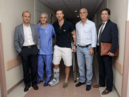 Los doctores Mariano de Prado y Pedro Ripoll (segundo y cuarto por la izquierda), junto al futbolista Xabi Alonso, recién operado del pie derecho, en el Hospital Quirón de Murcia en agosto de 2013.