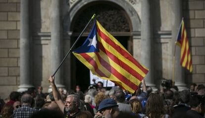 Un home amb una estelada a la plaça Sant Jaume.