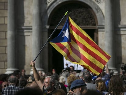 Un home amb una estelada a la plaça Sant Jaume.