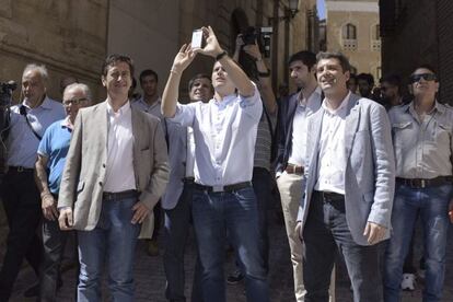 El presidente de Ciudadanos, Albert Rivera, aprovechó su viaje a Toledo para arropar a su candidato a la Presidencia de Castilla-La Mancha, Ángel Ligero, pero también para hacer turismo. Rivera sacó el móvil para fotografiar el momento. Y no ha sido el único. Al socialista Pedro Sánchez se le ha visto haciéndose selfies con sus votantes. Prácticamente todos los líderes de los partidos que concurren a las elecciones del domingo han tomado autofotos en las últimas semanas (con el palo de selfies o sin él).