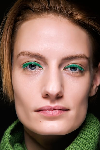 Estos eyeliners pueden ser una buena forma de combinar con la ropa, como hace esta modelo de Ferragamo.