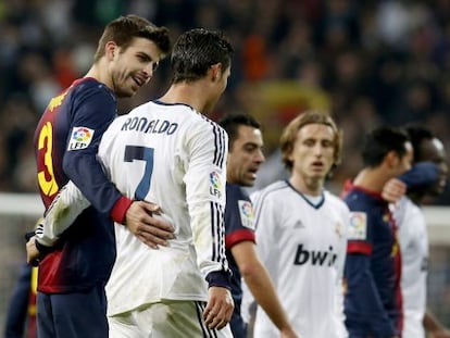 Piqué saluda a Cristiano Ronaldo tras el partido
