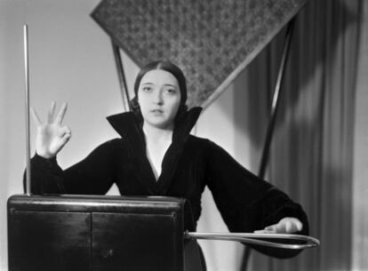 Clara Rockmore tocando el theremin. Fotografía tomada por Lotte Jacobi probablemente en Nueva York sobre 1936