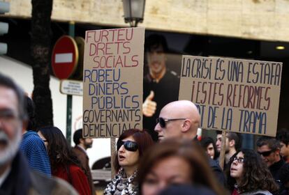 "Estafa", "gobernantes demenciales" son algunos de los calificativos que se repetían en la manifestación.