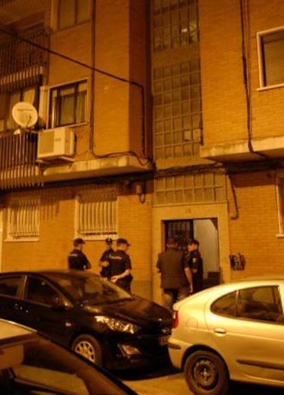 Policías delante del edificio en el que se produjo el homicidio.