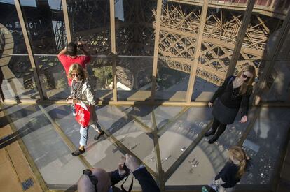 La torre Eiffel de París estrenó el pasado 6 de octubre un mirador con suelo de cristal en la primera planta del monumento, a una altura de 57 metros del suelo. Pero hay muchos miradores que ofrece vistas hacia abajo y aseguran una experiencia vertiginosa. Aquí otros diez.