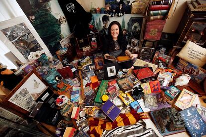 Victoria Mclean, fan de Harry Potter, posa entre su colección de merchandising en su casa en Neath, Reino Unido.