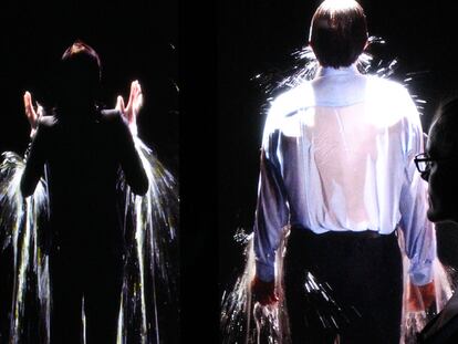 Una mujer observa una de las obras de la muestra <i>Bill Viola: obras figurativas</i><b> en el Museo Picasso. </b>