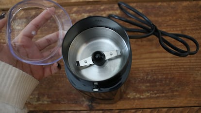 Molinillos de café electricos sobre una mesa de madera.