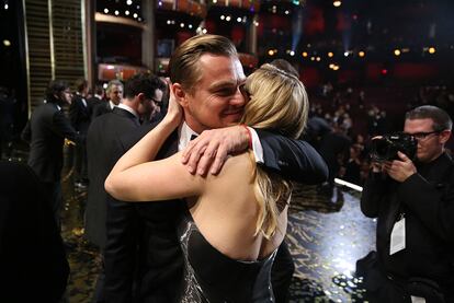 Leonardo DiCaprio, winner of the award for best actor in a leading role for "The Revenant", left, embraces Kate Winslet backstage at the Oscars on Sunday, Feb. 28, 2016, at the Dolby Theatre in Los Angeles. (Photo by