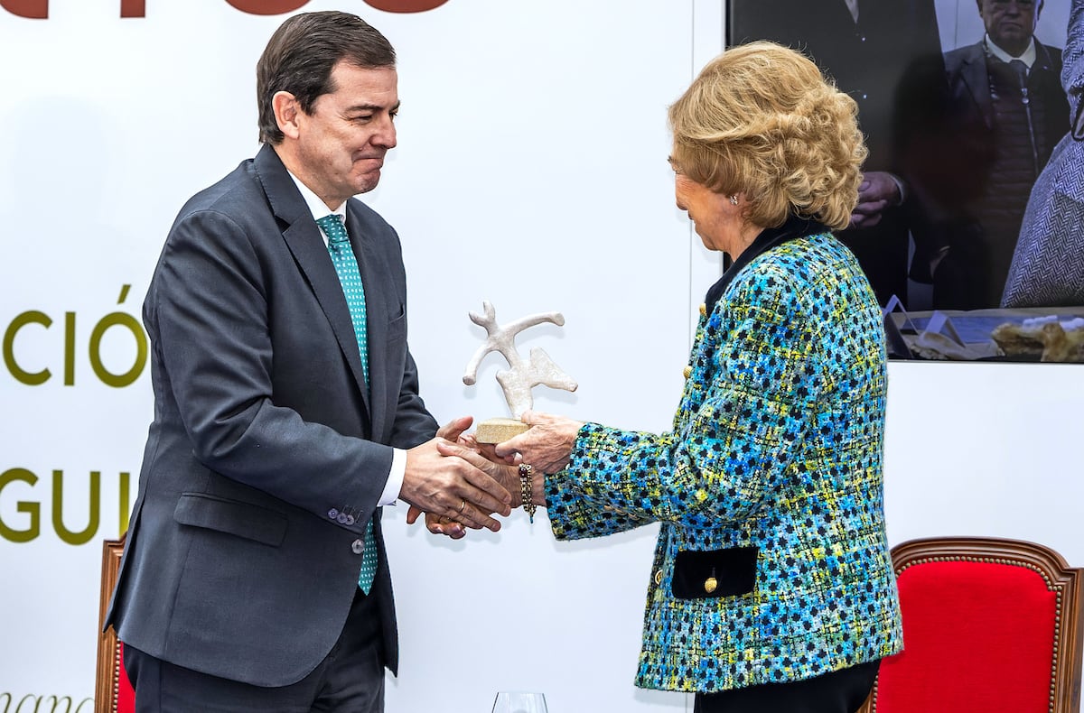 El presidente de Castilla y León recibe un premio de una fundación a la que su gobierno financia con más de un millón de euros