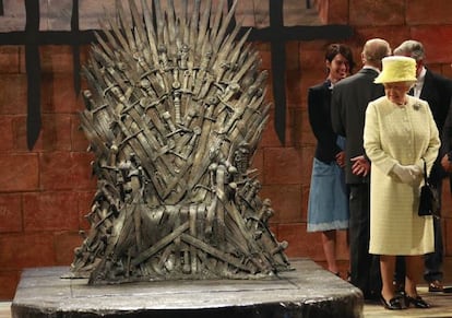 La reina Isabel II, junto al trono de hierro de 'Juego de tronos'.