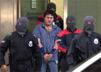 Imagen de la detencin en Amorebieta de Gorka Martnez Arkarazo, supuesto coordinador del <i>comando</i>.