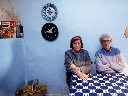 Albert Ràfols-Casamada i Maria Girona, a la seva casa de Calaceit l'any 2001.