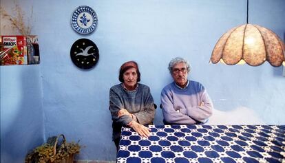 Albert Ràfols-Casamada i Maria Girona, a la seva casa de Calaceit l'any 2001.
