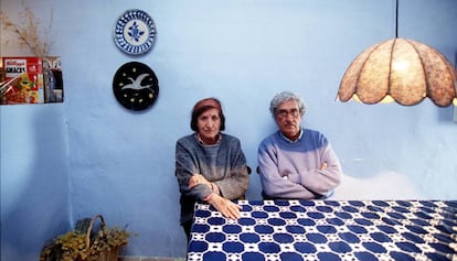 Albert Ràfols-Casamada y Maria Girona, en su casa de Calaceit en 2001.