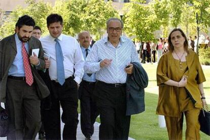 Gregorio Peces-Barba (tercero por la izquierda, en primera línea), a su llegada a la reunión con víctimas del terrorismo.
Natividad Rodríguez.