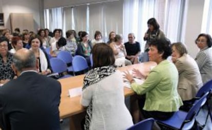 La consejera de Educación, Isabel Celaá, en un claustro de profesores en Durango esta mañana.