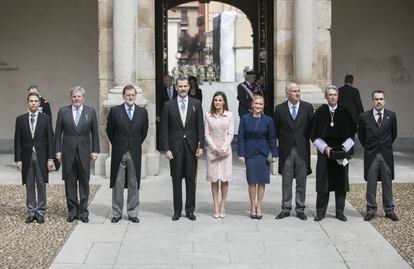 Llegada de los reyes Felipe VI y Leticia junto al Presidente del Gobierno Mariano Rajoy y la Presidenta de la Comunidad de Madrid Cristina Cifuentes a la ceremonia de entrega del Premio Cervantes en la Universidad de Alcalá de Henares.