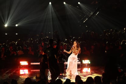 Los brasileños Anitta y Tiago Iorc, durante la presentación de esta noche, en la que rindieron homenaje a Sergio Mendes.