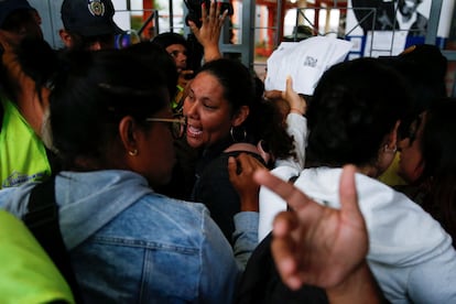 Voluntarios de partidos oficialistas y de oposición discuten en el exterior del centro electoral Andrés Bello, en Caracas.