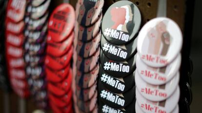 Chapas con el hashtag #MeToo en una tienda de Los Ángeles, California.