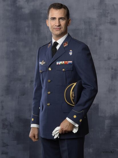 Fotografía oficial de S.A.R. el Príncipe de Asturias, con uniforme de Teniente Coronel del Ejército del Aire