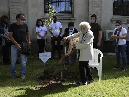 Lita Boitano, presidenta de la organización de derechos humanos Familiares de Desaparecidos y Detenidos por Razones Políticas, participa en una ceremonia plantando un árbol, el día de hoy en Buenos Aires.