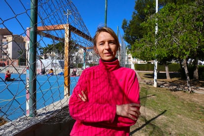 Oksana, ucrania, tras su clase de yoga con rusos en un parque de Torrevieja.