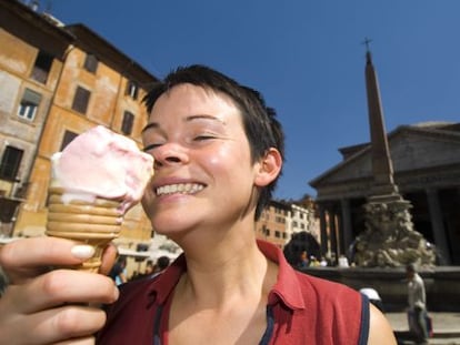 Una mujer come helado frente al Panteón de Roma.