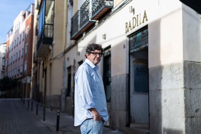 Miguel Ventura, cocinero y poeta, frente a Badila, su casa de comidas en el barrio de Lavapis, el 6 de diciembre de 2024.