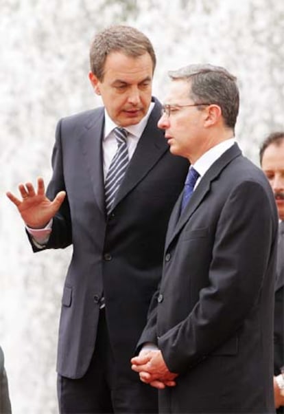 José Luis Rodríguez Zapatero (izquierda) y Álvaro Uribe, en Bogotá.