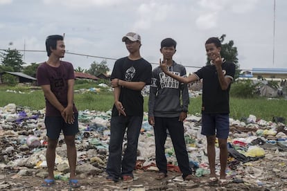 Los miembros del grupo camboyano de 'metal' Doch Chkae (Perros Sucios) posan en Steung Meanchey, a las afueras de Phnom Penh, donde crecieron sin registro siquiera y recogiendo y vendiendo basura.